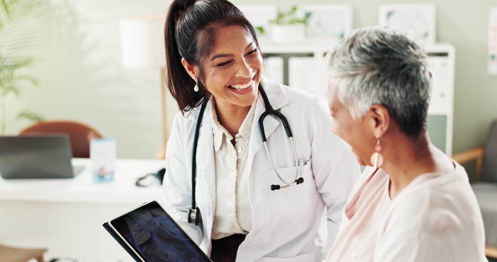 soluna medical doctor helps patient