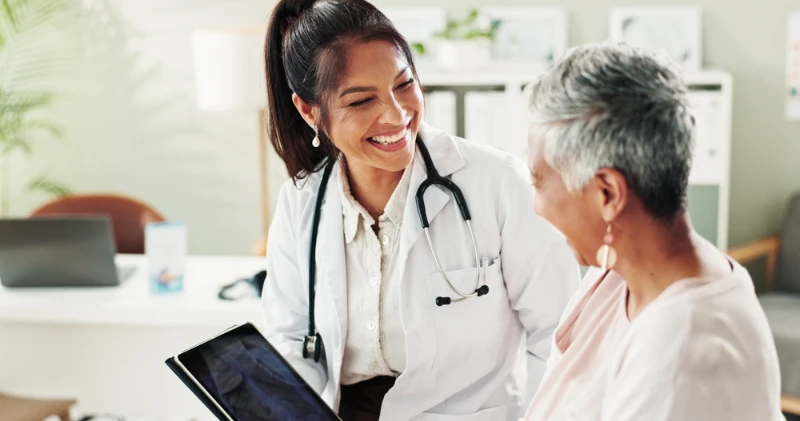 soluna medical doctor helps patient
